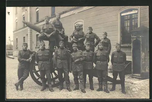 Foto-AK Niederuzwil, Gruppenbild von Soldaten an einem Artilleriegeschoss