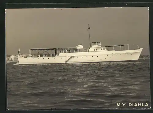 AK M.Y. Diahla in Küstennähe, Passagierschiff