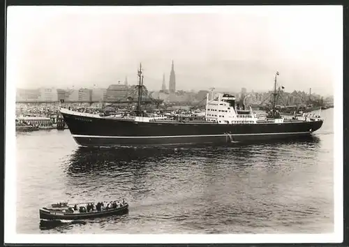 AK M.S. Poseidon in Küstennähe, Passagierschiff