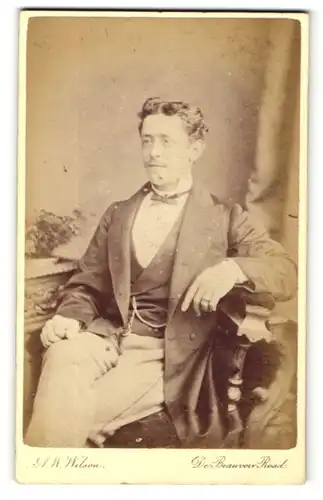 Fotografie Augustus W. Wilson, Kingsland, Portrait modisch gekleideter Herr im Stuhl posierend