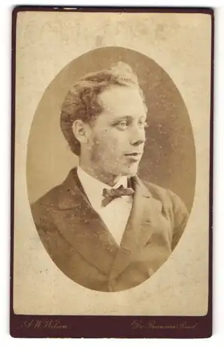 Fotografie Augustus W. Wilson, Kingsland, Portrait Herr mit weissem Hemd mit Fliege