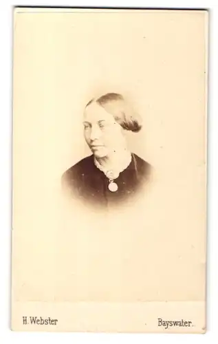 Fotografie H. Webster, Bayswater, Portrait Frau mit Medaillon am Kleid