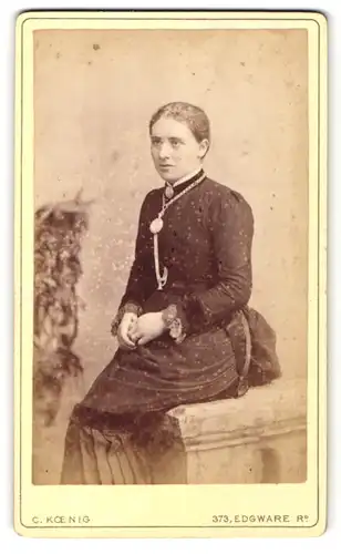Fotografie Charles Koenig, Paddington, junge Frau mit Halskette im eleganten Kleid