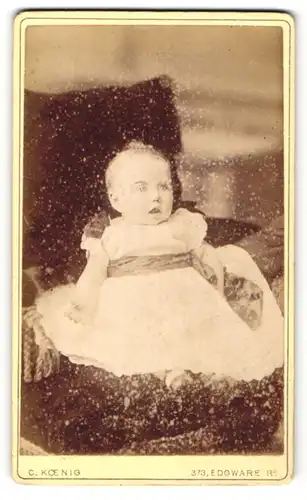 Fotografie Charles Koenig, Paddington, Portrait niedliches Baby im Taufkleidchen