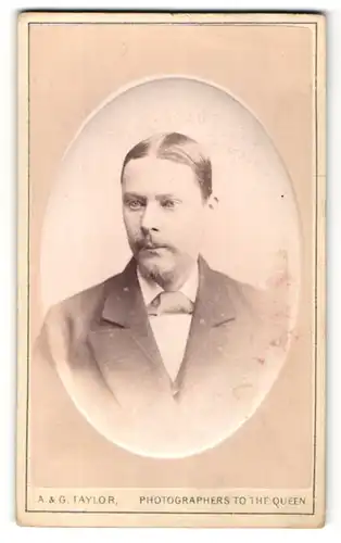 Fotografie A. & G. Taylor, London, Portrait Mann mit gescheitelter Frisur und Bärtchen