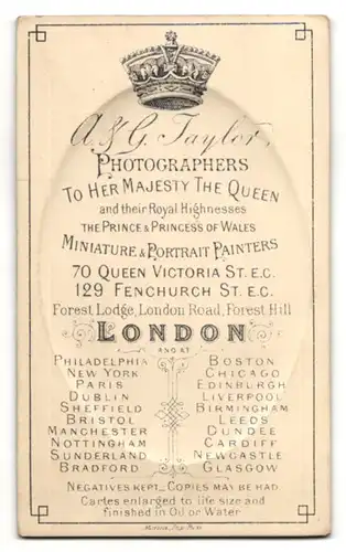 Fotografie A. & G. Taylor, London, Portrait Mann mit gescheitelter Frisur und Bärtchen
