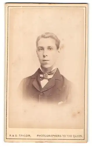 Fotografie A. & G. Taylor, London, Portrait junger Herr mit Querbinder im Jacket