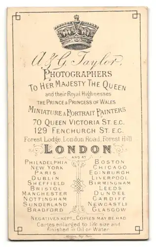 Fotografie A. & G. Taylor, London, Portrait junger Herr mit Querbinder im Jacket