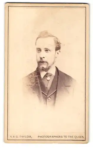 Fotografie A. & G. Taylor, London, Portrait Modisch gekleideter Mann mit Bart