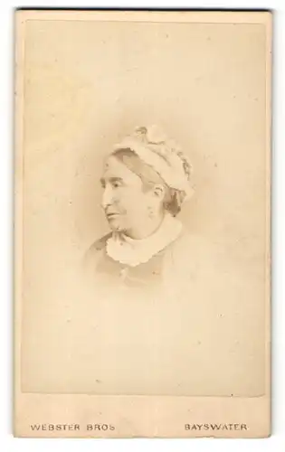 Fotografie Webster Bros., Bayswater, Portrait alte Frau mit modischer Haube
