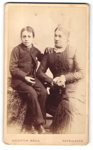 Fotografie Webster Bros., Bayswater, Portrait Mutter und Sohn in hübschen Kleidern