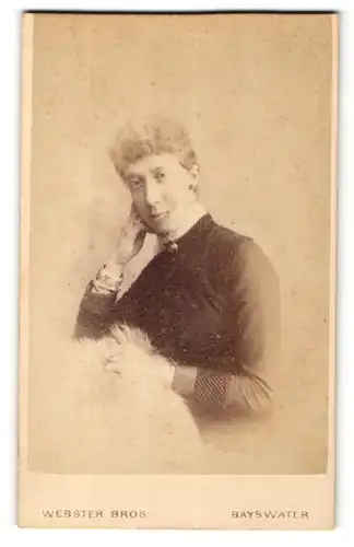 Fotografie Webster Bros., Bayswater, Portrait modisch frisierte Frau im dunklen Kleid
