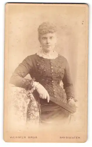 Fotografie Webster Bros., Bayswater, Portrait Frau mit lockigem Haar einem Fächer haltend