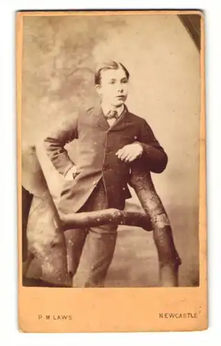 Fotografie P. M. Laws, Newcastle, Mann gelehnt an einem Baumstamm
