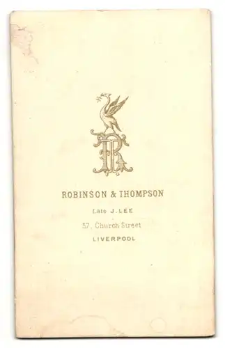 Fotografie Robinson & Thompson, Liverpool, Portrait Mann mit unsymetrischem Bart