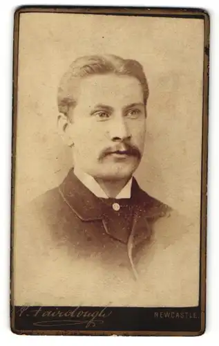 Fotografie P. Aairclough, Newcastle, Portrait eines Mannes mit Mittelscheitel