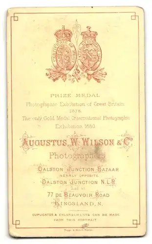 Fotografie W. Wilson & Co., Kingsland, Mann mit Stock und Hut lehnt an einem Steinrelief