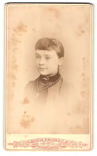 Fotografie W. Wilson & Co., Kingsland, Junge Frau im Kleid mit Halskette und Ponyfrisur