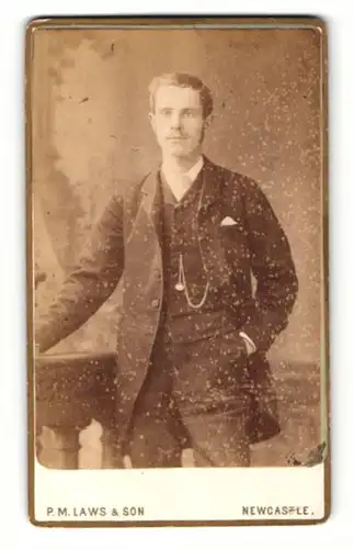 Fotografie P. M. Laws & Son, Newcastle, Mann mit Hand in der Hosentasche
