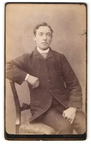 Fotografie P. M. Laws & Son, Newcastle, Mann mit Hand zwischen den Beinen