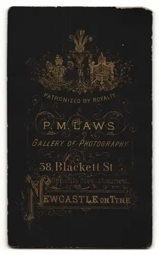 Fotografie P. M. Laws & Son, Newcastle, Mann an ein Sofa gelehnt