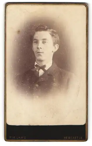 Fotografie P. M. Laws & Son, Newcastle, Portrait Mann mit Schleife am Hals