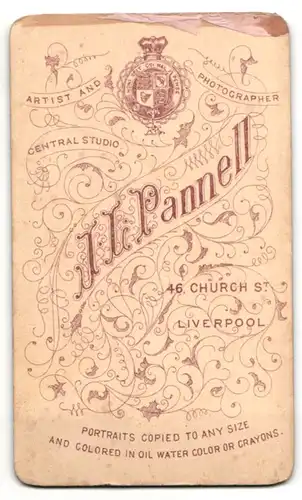 Fotografie J. L. Pannell, Liverpool, Portrait charmanter Herr im Anzug mit Fliege und Schnauzbart