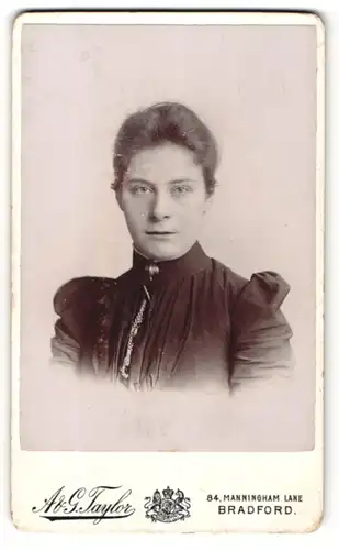 Fotografie A. & G. Taylor, Bradford, Portrait bürgerliche Dame im eleganten Kleid mit Puffärmeln