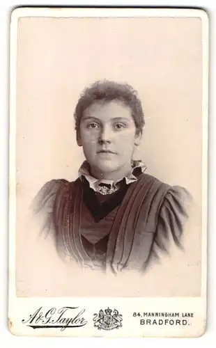 Fotografie A. & G. Taylor, Bradford, Portrait bürgerliche Dame im eleganten Kleid mit Puffärmeln