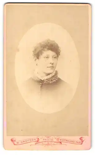 Fotografie W. Croydon, Westbourne Park, London, Portrait junge Dame in hübscher Kleidung mit Pelzkragen