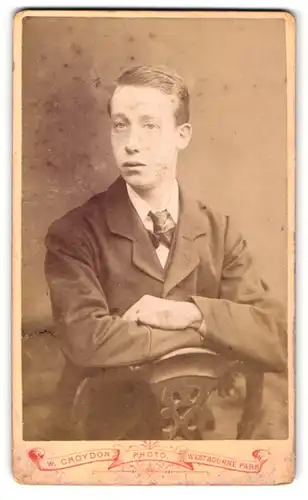 Fotografie W. Croydon, London, Portrait junger Herr im Anzug auf Lehne gestützt