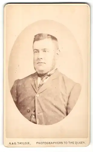 Fotografie A. & G. Taylor, London, Portrait Mann in Anzug mit Krawatte