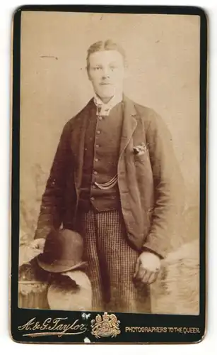 Fotografie A. & G. Taylor, London, Portrait junger Mann in zeitgenöss. Kleidung mit Melone