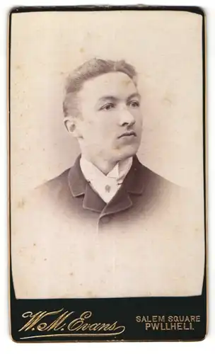 Fotografie W. M. Evans, Pwllheli, Portrait junger Mann mit zurückgekämmtem Haar