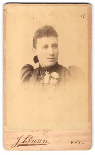 Fotografie J. Brown, Rhyl, Portrait junge Frau mit zusammengebundenem Haar