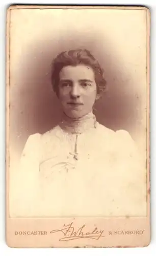 Fotografie J. Whaley, Doncaster, Portrait junge Dame mit zusammengebundenem Haar