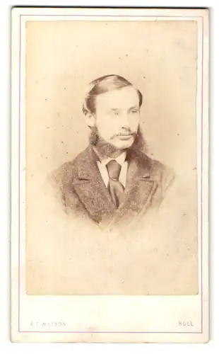 Fotografie E. T. Watson, Hull, Portrait Herr im Anzug mit Backenbart