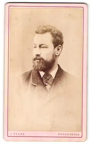 Fotografie J. Peers, Manchester, Portrait Herr mit Vollbart im Anzug mit Krawatte
