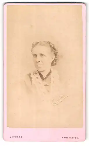 Fotografie Lafosse, Manchester, Portrait ältere Dame in Bluse mit Spitze