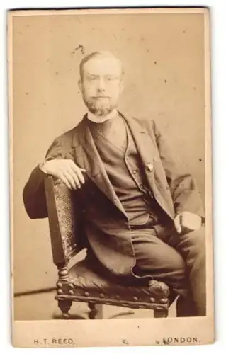 Fotografie H. T. Reed, London, Portrait bürgerlicher Herr im Anzug sitzend