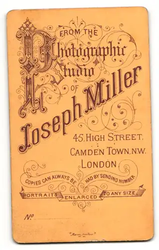 Fotografie J. Miller, London, Knabe im Anzug mit Uhrenkette