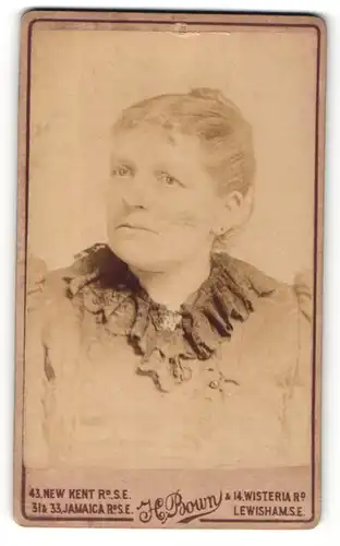 Fotografie H. Bown, Lewisham, Portrait ältere Dame in Bluse mit Spitzenkragen