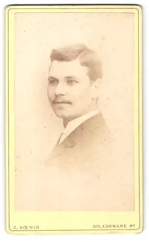 Fotografie Charles Koenig, Paddington, Portrait bürgerlicher Herr im Anzug mit Schnurrbart