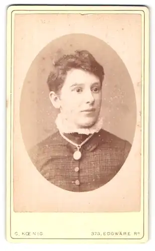 Fotografie Charles Koenig, Paddington, Portrait junge Dame in modischer Kleidung mit Amulett