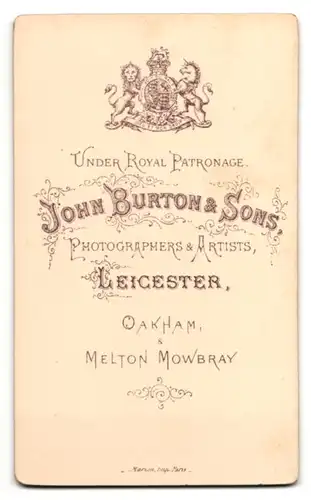 Fotografie John Burton & Sons, Leicester, Portrait niedliches Kleinkind im weissen Kleid auf Sessel sitzend