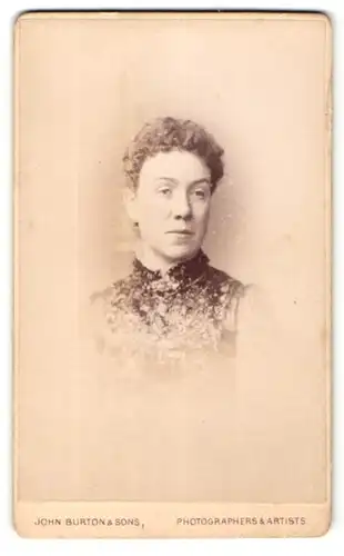 Fotografie John Burton & Sons, Leicester, Portrait festlich gekleidete Dame mit Kragenbrosche
