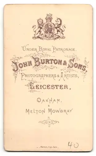 Fotografie John Burton & Sons, Leicester, Portrait festlich gekleidete Dame mit Kragenbrosche