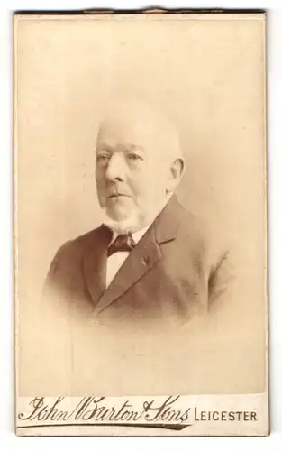 Fotografie John Burton & Sons, Leicester, Portrait älterer Herr im Anzug mit Fliege und Bart