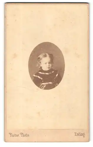 Fotografie Porter, Ealing, Portrait niedliches Kleinkind in modischer Kleidung mit Mittelscheitel