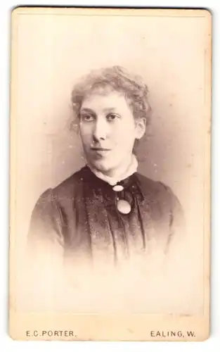 Fotografie E. C. Porter, Ealing-W, Portrait bürgerliche Dame mit Kragenbrosche und Amulett